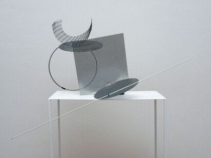 Alice Cattaneo, Untitled, 2015, Ferro, vernice, fascette per cablaggio, rete di plastica, tondino di vetroresina, scotch, 180 x 80 x 50 cm, Courtesy Galleria Marie-Laure Fleisch e l’artista
