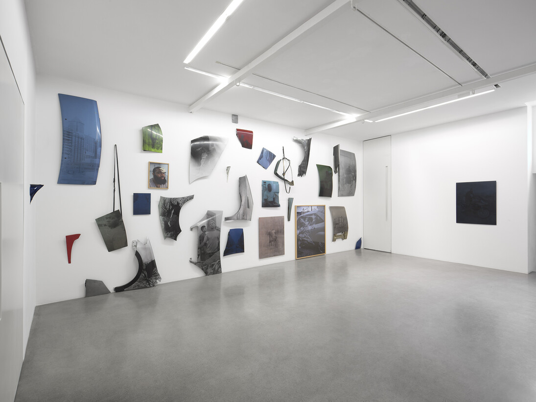 Mohamed Bourouissa,  I'm Smilling And I'm Acting Nothing Wrong, 2015, 29 Tirages argentiques sur capot de voiture / 29 silver prints on car hoods, Dimensions variables / Variable dimensions. Maze, 2015, Tirage argentique sur plaque d'aluminium / Silver print on aluminium, 100 x 80 cm, Vue de l’exposition / View of the exhibition « Hustling », kamel mennour, Paris, 2015 © Mohamed Bourouissa. Photo: Julie Joubert, Courtesy the artist and kamel mennour, Paris