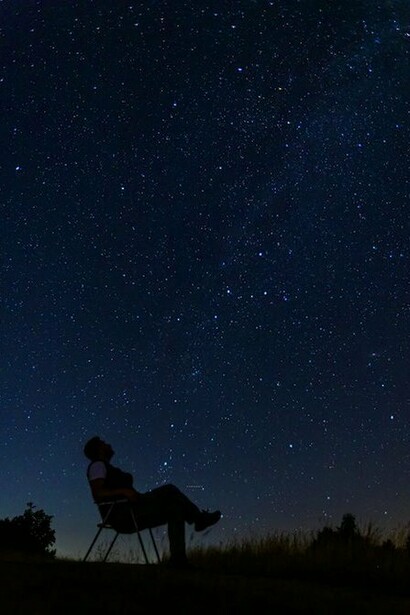 Sulla luna c’è una profondità ghiacciata. Cosa vuol dire mirare alla luna se non puntare alla stessa zona bollente del tuo cuore?