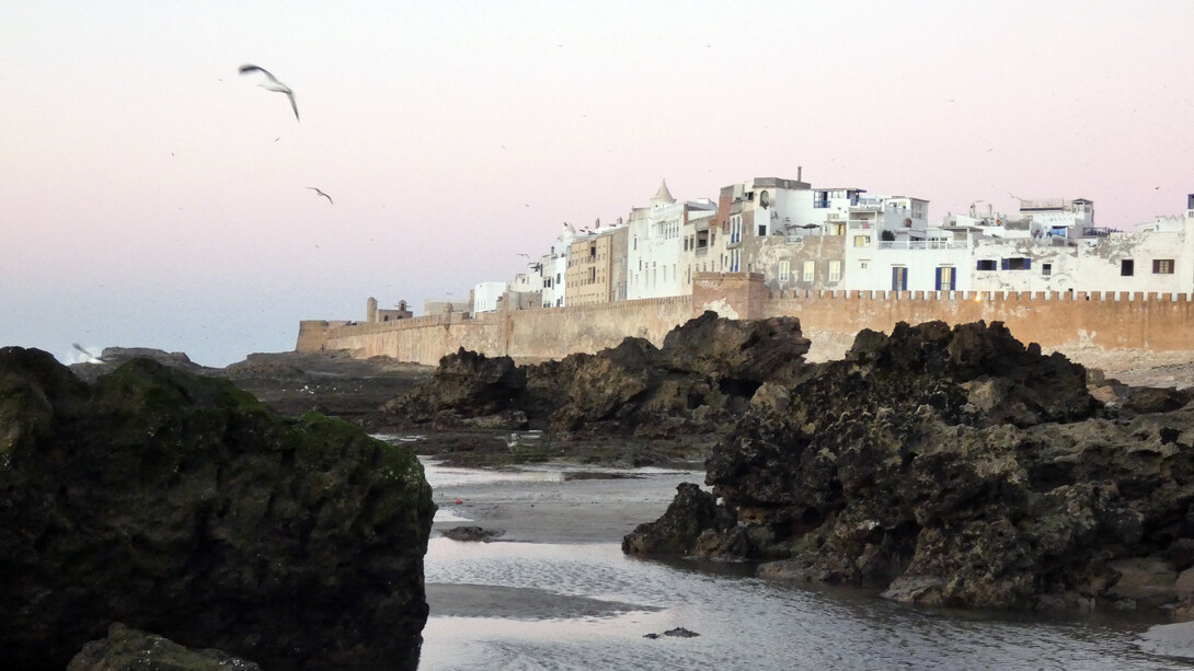 Vista della medina e delle mura dalla spiaggia