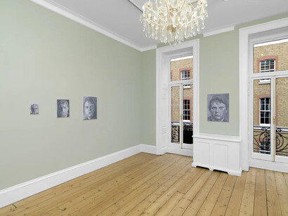 Yan Pei-Ming, Wanted, veduta della mostra. Per gentile concessione della Galleria Massimo De Carlo