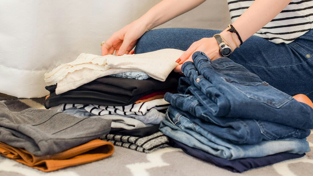 Lo que parece una simple limpieza de clóset revela un sistema global de consumo acelerado que transforma deseos momentáneos en residuos persistentes