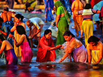 Varanasi, India – Abluzioni nel Gange all’alba
(Editing artistico). Ph Sergio Pessolano