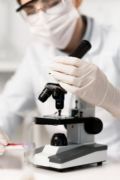 Investigadora analizando pruebas en un microscopio. CRISPR también permite analizar y modificar secuencias genéticas en tiempo real dentro de muestras clínicas