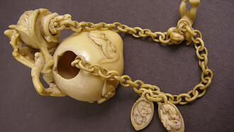 Carved ornament 892/1095 Qing dynasty, Qianlong reign period H 3.6 cm, W 3 cm
