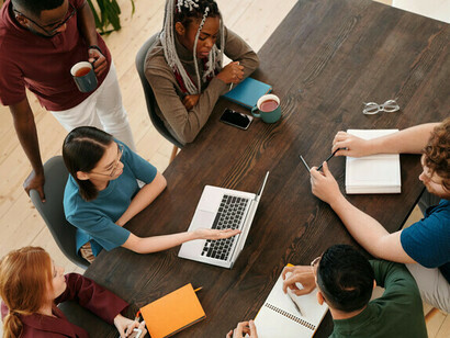Las reuniones humanas son escenarios donde decenas de historias personales se cruzan, cada una defendiendo su pequeño fragmento de verdad