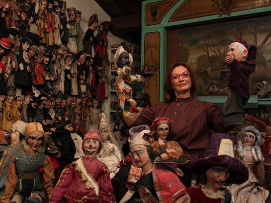 Cristina Mazzavillani Muti con i burattini della sua collezione 