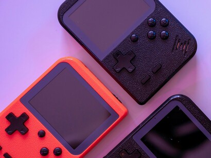 A Nintendo começou no mercado de portais durante os anos 1980, quando lançou uma série de vários aparelhos despretensiosos chamados “Game & Watch”, ao todo foram 1960 jogos disponíveis cada um vinha na memória de um aparelho diferente, entre eles estava o grande sucesso “Donkey Kong” que trazia a estreia de dois dos personagens mais populares da empresa, Mario Bros e Donkey Kong, ambos teriam suas próprias franquias de sucesso no futuro