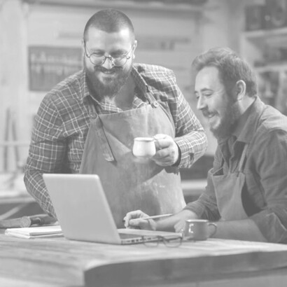 Esta tendencia del capitalismo a limitar la iniciativa individual, en realidad, es su piedra en el zapato, pues limita la movilidad social y el empleo a pequeña escala contrayendo un mayor crecimiento económico