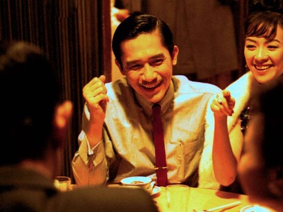 In "In The Mood For Love" uno scrittore, distrutto dalla delusione di aver perso l'unico amore della sua vita, cerca nella memoria e nelle altre donne brandelli della donna che non avrà mai più