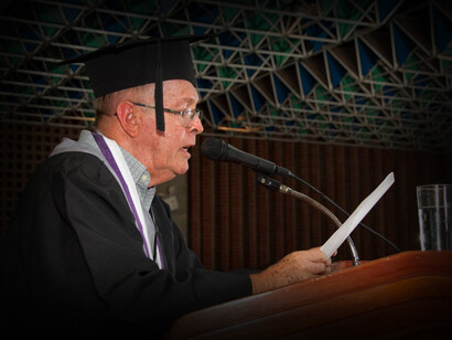 El sacerdote jesuita Jean Pierre Wyssenbach dando un discurso durante el acto en el que le fue otorgado el Doctorado Honoris Causa en Educación por la UCAB