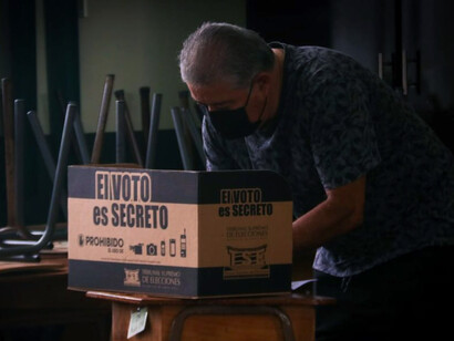Hombre ejerciendo su derecho al voto en Costa Rica
