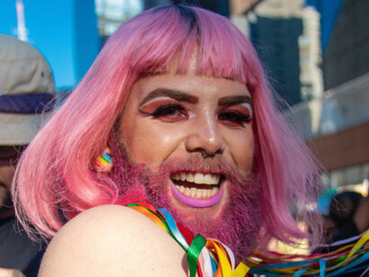 Na noite do dia 28 de junho de 1969, duas mil pessoas se reuniram na frente do bar Stonewall de mãos dadas gritando “Poder Gay”, “Queremos Liberdade” e “Christopher Street pertence as Rainhas”