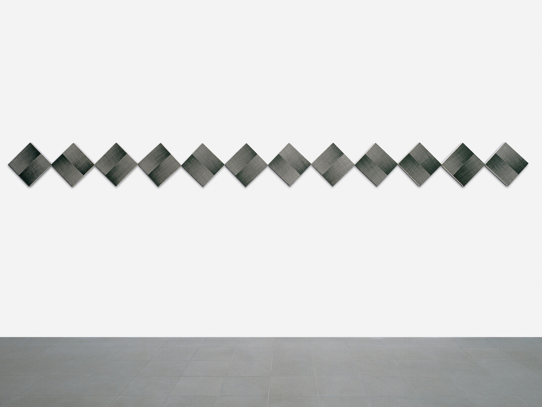 Mario Nigro, Dallo spazio totale 1954: serie di 12 rombi continui a progressioni ritmiche simultanee alternate opposte, 1965, Tempera su tavola, 12 elementi, 56,5x678 cm. Courtesy A arte Invernizzi, Milano