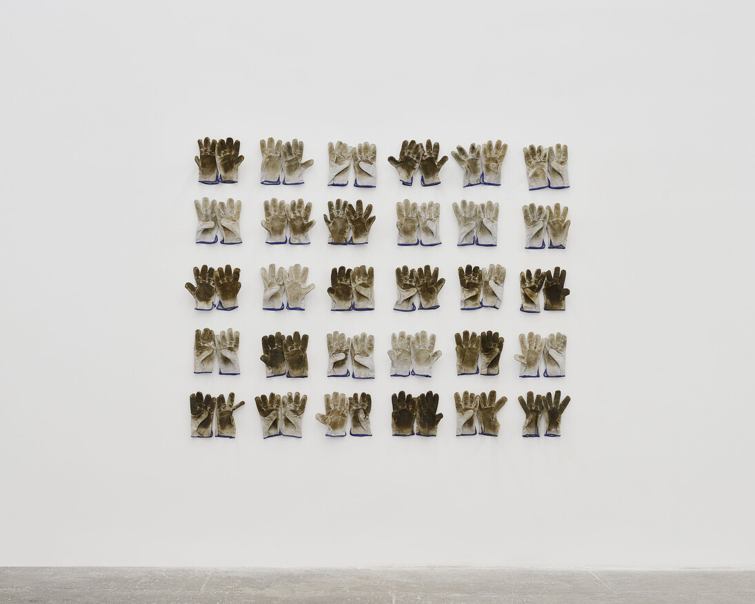 Héctor Zamora, Ordem e Progresso, 2017, 30 pairs of gloves, Variable dimensions. Courtesy of the artist and Luciana Brito Galeria, Photo by Roberto Apa
