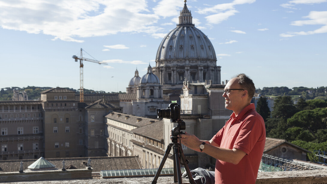Peter Bialobrzeski mentre lavora sul tetto del Braccio Nuovo. Foto Alessandro Prinzivalle © Governatorato SCV – Direzione dei Musei
