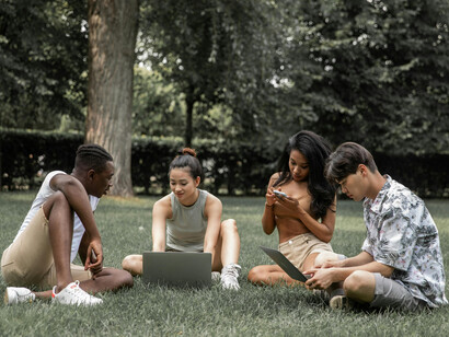 Geração millenials. A minha geração, e provavelmente você que está lendo, cresceu ouvindo que trabalho tem que ser bom pra você, tem que ser prazeroso, divertido e para ser perfeito “não tem que parecer que você está trabalhando”