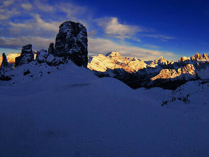 Dolomiti, Veneto, Italia. Situata nell'estremo nord-est dell'Italia, Cortina d'Ampezzo è circondata da alcune delle più spettacolari vette delle Dolomiti, dichiarate Patrimonio dell'Umanità UNESCO per la loro bellezza incomparabile e la loro importanza geologica