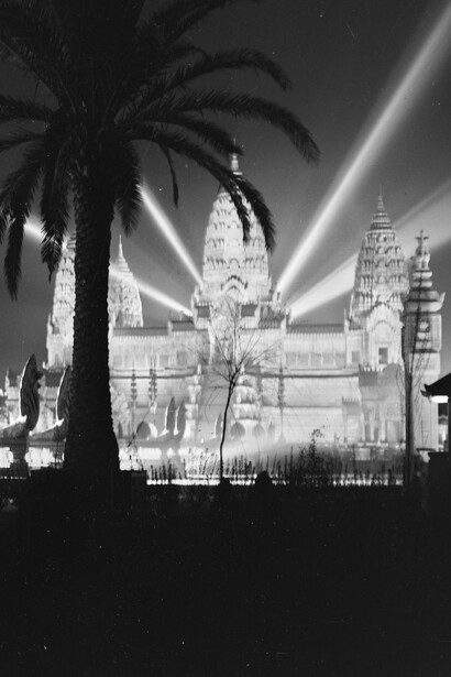 Vista nocturna de la Exposición Colonial Internacional de París, Francia, 1931