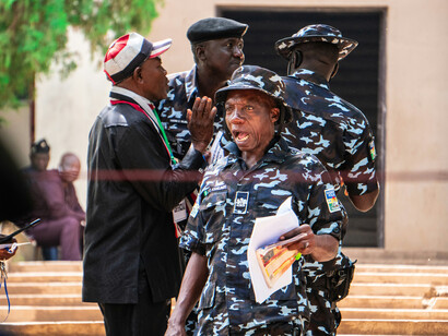 L’intervention policière souligne la militarisation du pouvoir et la tension entre autorité et liberté d’expression