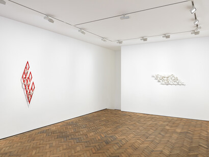 Ricky Swallow, Sand in My Joints, Modern Art Bury Street, exhibition view, 7 April - 14 May 2022. Photo: Robert Glowacki. Courtesy: the artist and Modern Art, London. 