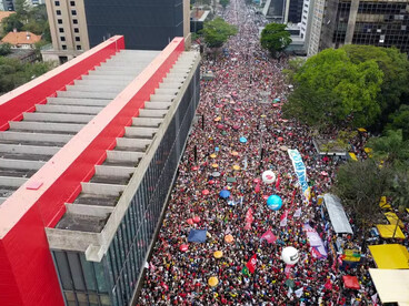 A multidão toma a Avenida Paulista diante do MASP durante protesto realizado em São Paulo. O texto reflete sobre a relação entre participação social, democracia e transformação política. MASP (Museu de Arte de São Paulo - Av. Paulista, São Paulo - SP)