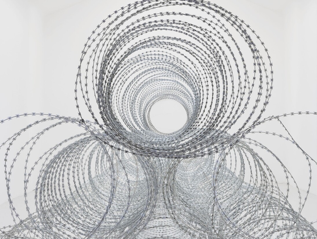 Vue de l’exposition Gianni Motti “Draft” Galerie Perrotin Paris from October 22 to December 19, 2015. “Draft”, 2015, fil barbelé avec lames de rasoir, Photo: Claire Dorn, Courtesy Galerie Perrotin