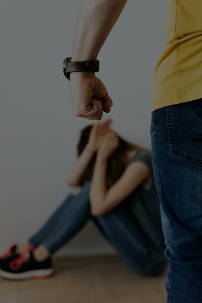Homem de camisa amarela e jeans azul cerrando o punho perto de uma mulher de blusa verde