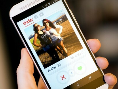 Viendo el perfil de una usuaria de Tinder