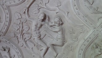 Bajorrelieve que muestra el primer crimen por envidia según la Biblia: Caín a garrotazos con Abel