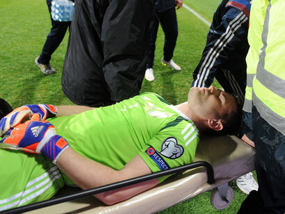 El portero ruso Akinfeev tras sufrir el impacto de una bengala