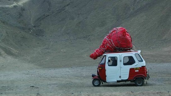 Melanie Smith with Rafael Ortega, Bulto – Highway/Dune Pac Sequence (still), 2011. Video: color, sound, 2:57 minutes. Courtesy the artist and Galerie Peter Kilchmann, Zurich.