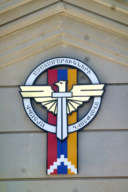 Escudo oficial de Nagorno-Karabakh: una porción de la bandera armenia se reintegra en el todo, tras la guerra contra Azerbaiyán (1988-1994)