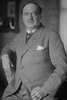 Blasco Ibañez, es considerado el primer escritor español internacional de superventas después de Miguel de Cervantes.  La prensa estadounidense llegó a pagarle 1000 dólares de la época, por artículo. Vicente Blasco Ibáñez, 1915, Valencia, España