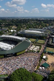 Vista aerea del Campo n. 1 e del Campo Centrale da dietro The Hill durante i Campionati del 2025. Organizzati dall'All England Lawn Tennis Club, a Wimbledon. Giorno 14, domenica 13/07/2025. Credit: AELTC/Joe Toth