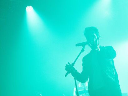 Los foros iluminan a un artistas mientras canta en el escenario. Los valores deben estar presentes en todo lo que se haga para llegar a un tipo de público específico