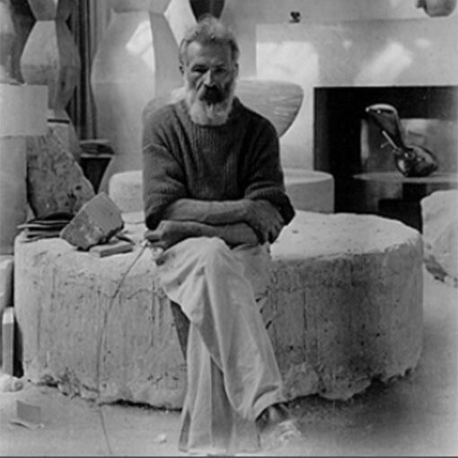 Em 1926, a escultura Bird in Space foi taxada como utensílio de cozinha ao entrar nos EUA, gerando uma batalha judicial que envolveu artistas renomados e questionou as definições tradicionais de arte