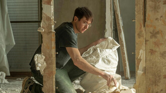 Bastien Bouillon in una scena del film diretto da Valérie Donzelli "La mattina scrivo"