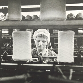 Evelyn Richter, Kammgarnspinnerei. Markkleeberg, 1970, Evelyn Richter Archiv der Ostdeutschen Sparkassenstiftung im Museum der bildenden Künste Leipzig. © Evelyn Richter Archiv (Reproduktionsrecht, Print); 2026 ProLitteris (Onlinerecht)