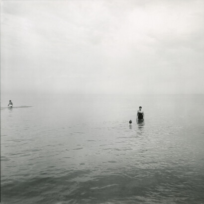 Harry Callahan, Eleanor and Barbara, lake Michigan, 1953, Tirage argentique postérieur, The estate of Harry Callahan, Exhibitor : Camera Obscura