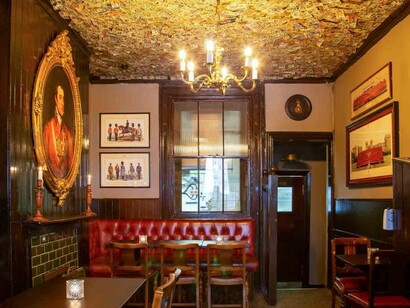 The Grenadier, interno