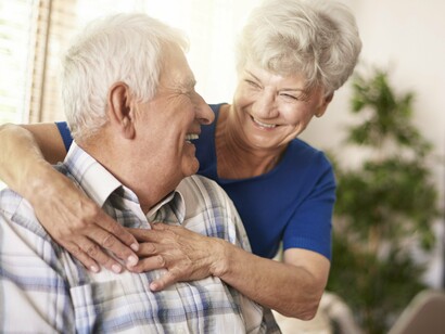 Casal de idosos felizes. Criar espaços onde a velhice seja celebrada é uma revolução cultural. Lugares onde o corpo possa se mover com liberdade e a mente continue a dançar com ideias, onde o idoso tenha espaço para criar, se emocionar, ensinar e aprender. Uma sociedade madura é aquela que reconhece valor em todas as fases da vida