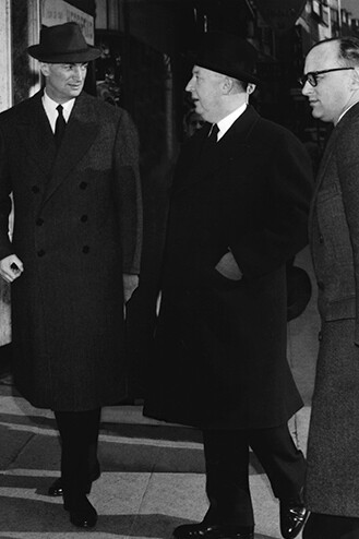 Desde as saias mais curtas e cortes práticos da Primeira Guerra Mundial até o "New Look" de Dior, a moda feminina evoluiu em resposta aos desafios e mudanças do cenário político e social. Christian Dior e Serge Heftler-Louiche em Copenhague, 1954

