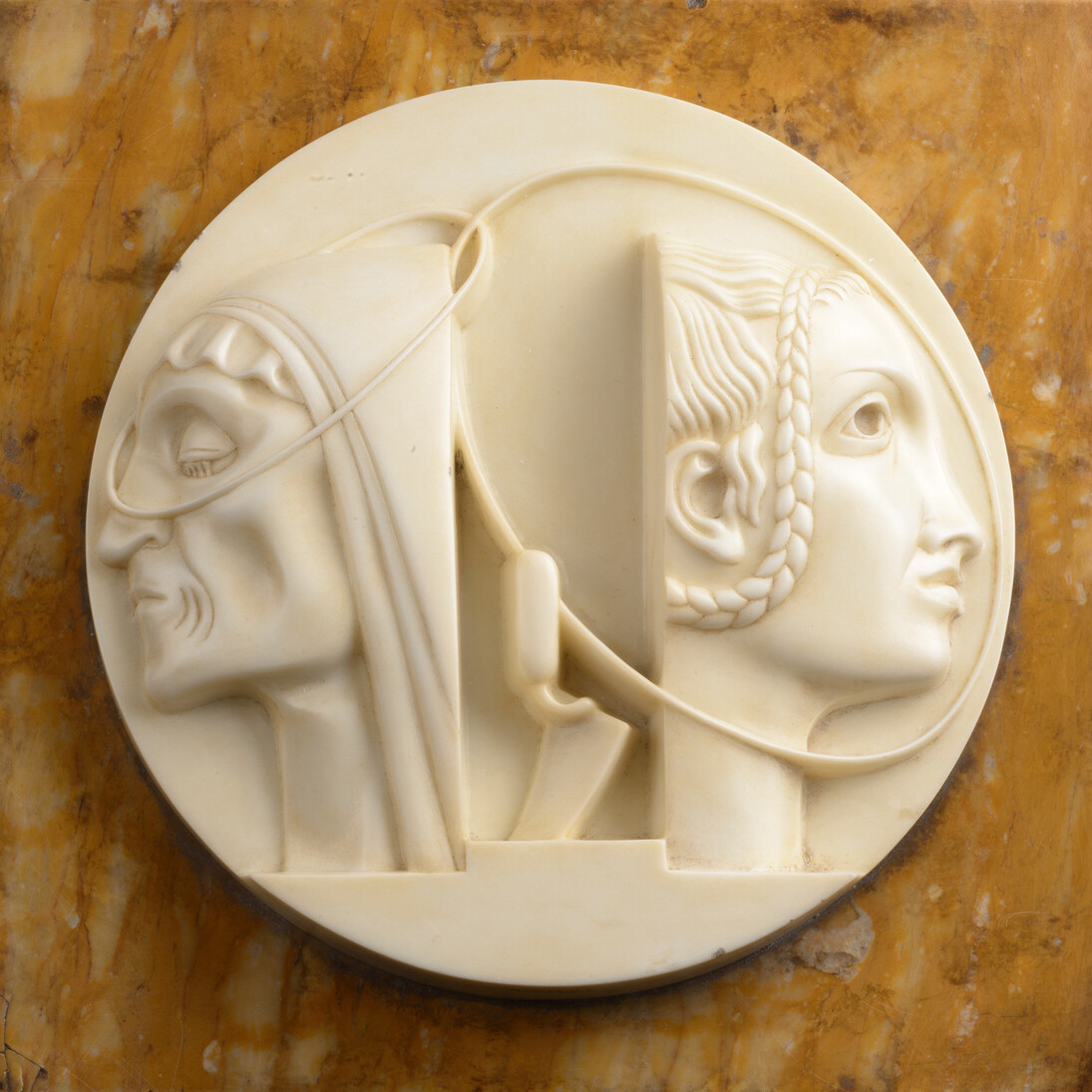 Adolfo Wildt, Médaille pour le concours du plan d'urbanisme de Milan (Medaglia per il concorso del piano regolatore di Milano), 1927, Marbre sur plaque en onyx, 32, 5 x 6,3 cm (prof.), plaque en onyx : 40 x 40 x 8,3 cm (prof.), Collection privée
© Photo Atelier de l'Imagier
