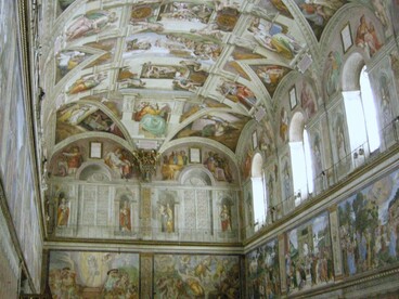 Ancora oggi rappresenta un simbolo straordinario dell’arte, della storia e della spiritualità occidentale. Il soffitto raffigura episodi della Genesi, tra cui la celebre Creazione di Adamo. Cappella Sistina, Città del Vaticano