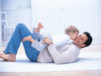 Un padre jugando con su hijo