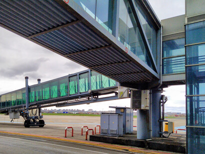 El piloto me despertó con el anunció de que España había marcado el primer gol.
Pasarela de acceso a aeronaves en el aeropuerto de Santander, Cantabria, España