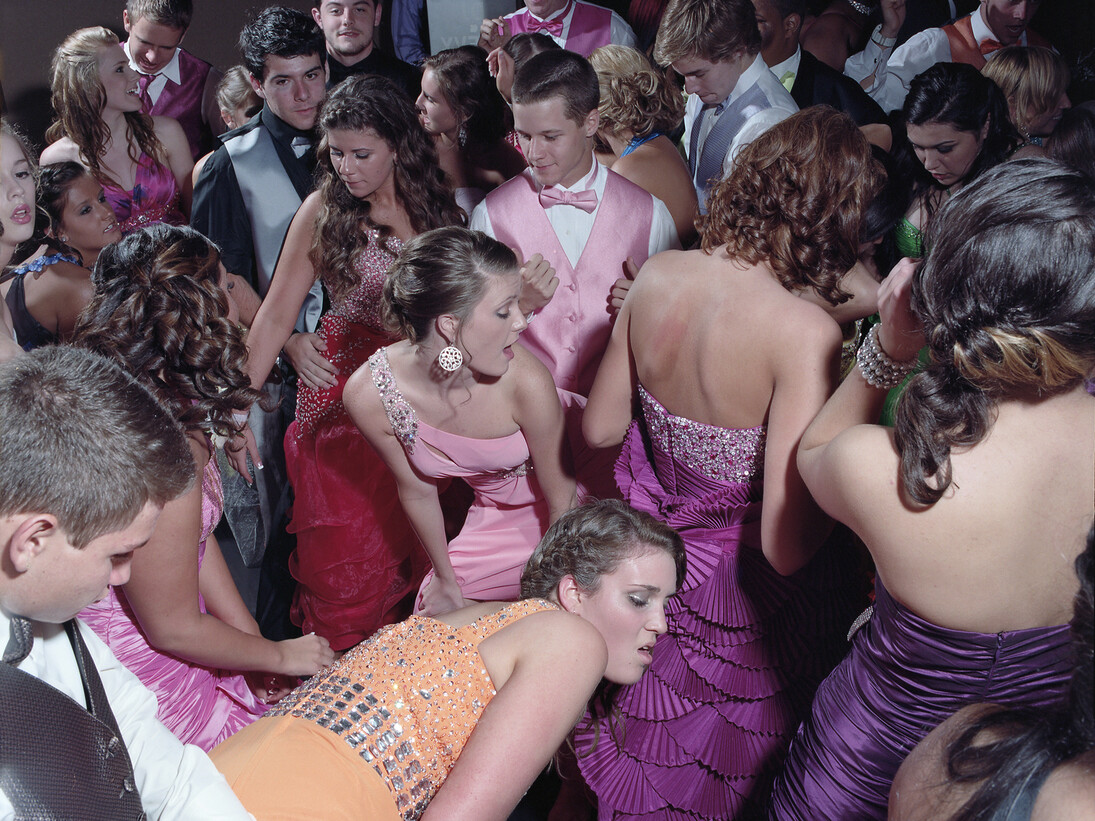 Mark Neville, Woodland Hills High School Prom no. 1,
2012, C-type print, Paper 120 x 154 cm, Image 101 x 135 cm, Edition of 5, © Mark Neville, courtesy of the artist and Alan Cristea Gallery