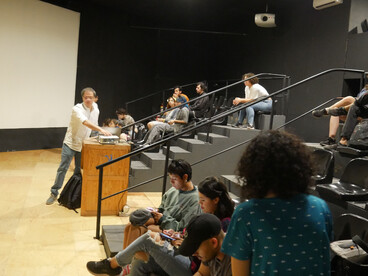 Un sonido sin fuente visible hace que su naturaleza "invisible" le otorgue un poder y un misterio especiales. El sonido se presenta sin que veamos su fuente, y la escucha se vuelve más pura. Taller de arte sonoro de Miguel Mesa. 2023. En la Universidad de las Artes, Aguascalientes, México