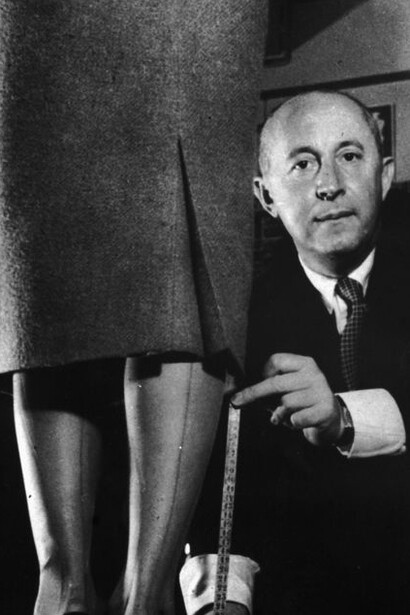 O retorno das tendências dos anos 70 nos anos 90 e do estilo y2k mais recentemente exemplifica como a moda se reinventa a partir de elementos nostálgicos adaptados às demandas e estéticas atuais. O estilista Christian Dior faz ajustes em saia de sua coleção